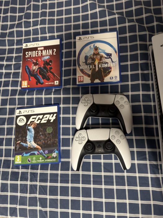 Vand PlayStation 5 (disk), doua controllere si 3 jocuri