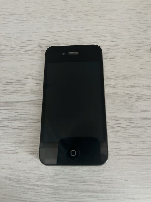 Apple 4s.