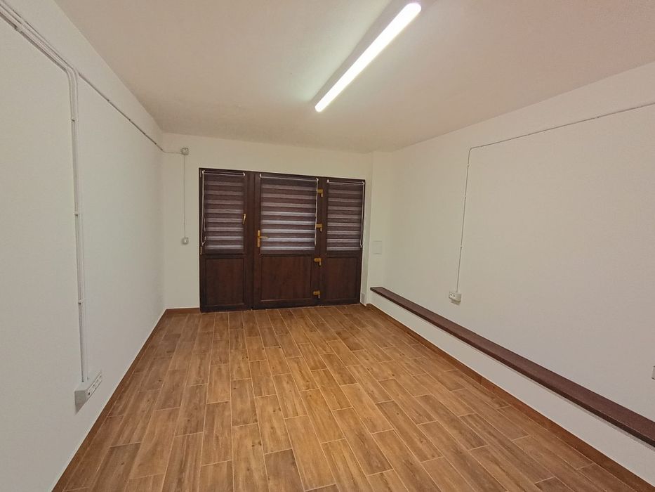 Vand birou, garaj, garsoniera in Cartierul Soarelui zona Oncea.