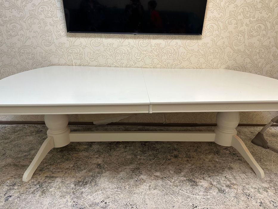 Продаю стол белый