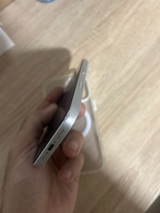 Iphone 16 alb disponibil