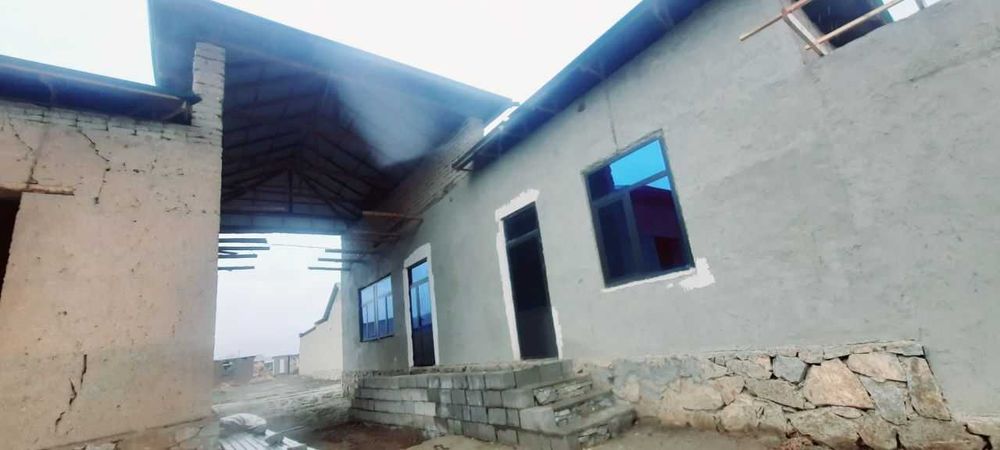 hovli sotiladi 2 ta xonasi bitgan