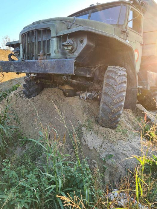 URAL 375  6x6  6300 benzina , 5700 KM se poate inmatricula
