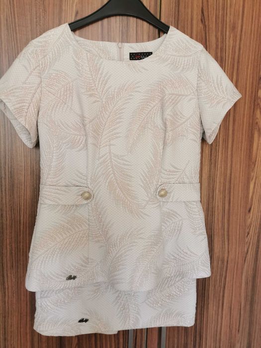 Дамски костюм в кремав цвят на марката „Роси“