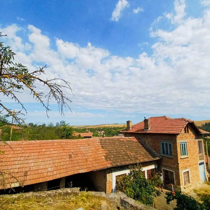 Продавам първия етаж от къща в с. Бръшляница | 80 кв.м + двор 1710 кв.м | 24 км от Плевен | 11 990 €