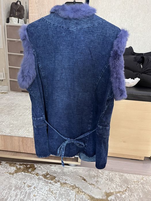 Джинсовая жилетка с этикеткой