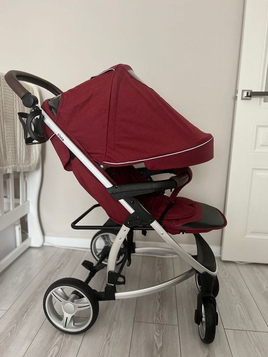 Коляска бордового цвета