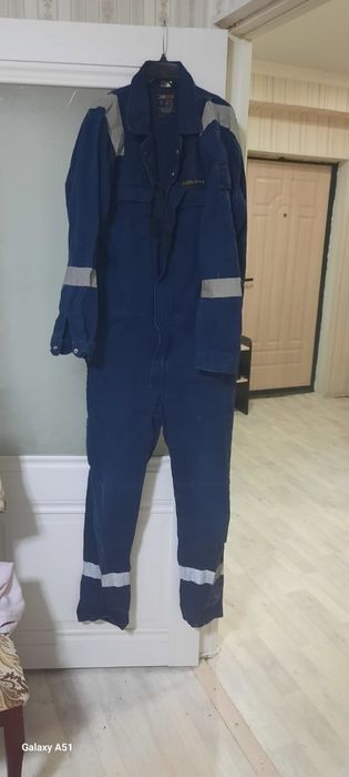 Спецодежда и спецобувь перчатки итд.