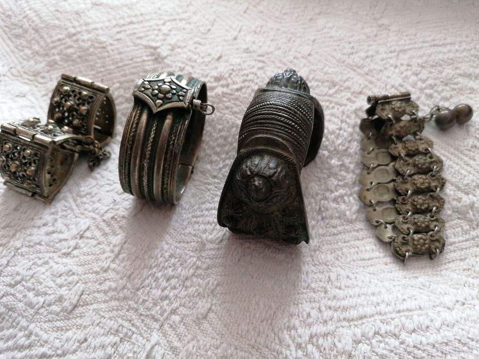 Стари български сребърни гривни