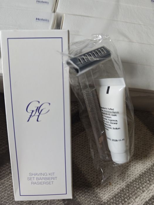 Set 30 buc. Kit Bărbierit Hotelier | Aparat de ras + Cremă 10ml | Bax Sigilat