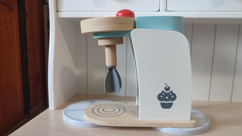 Детска кухня + дървени играчки