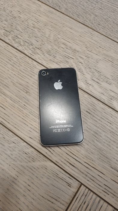 Телефон IPhone 4