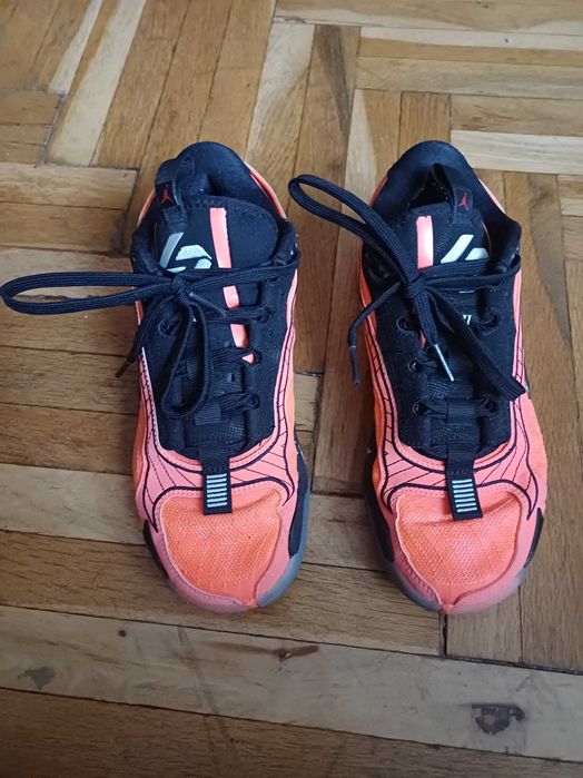 Маркови детски футболни и баскетболни обувки 38 номер