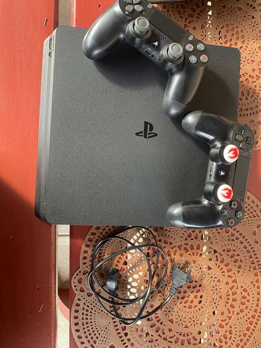 PlayStation 4 cu 2 Manete