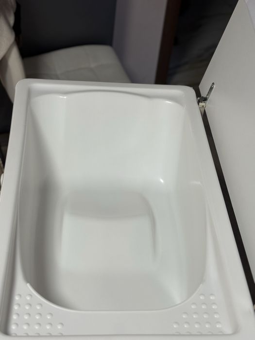 Шкаф с вана вградена за новородени