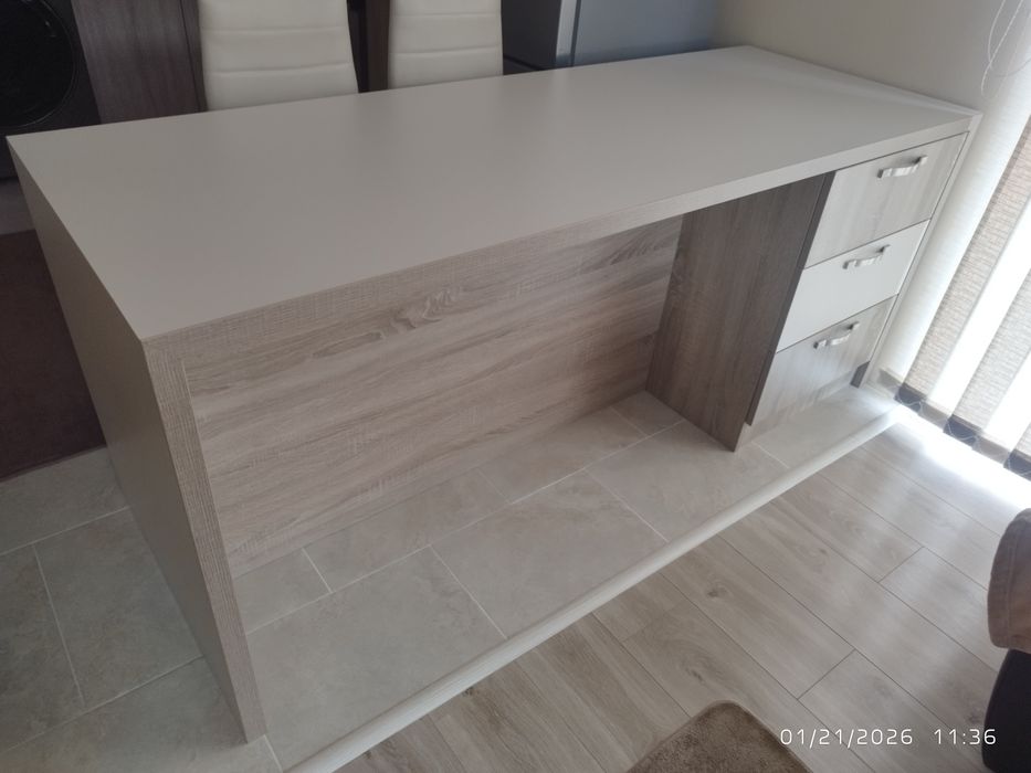 Масивна  дървена маса