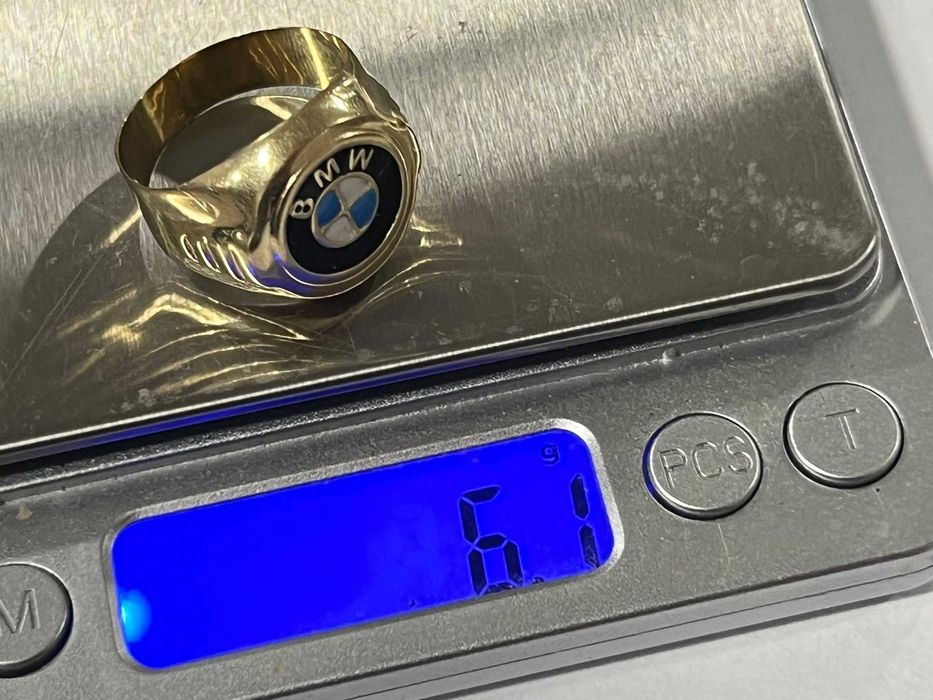 Златен пръстен с BMW