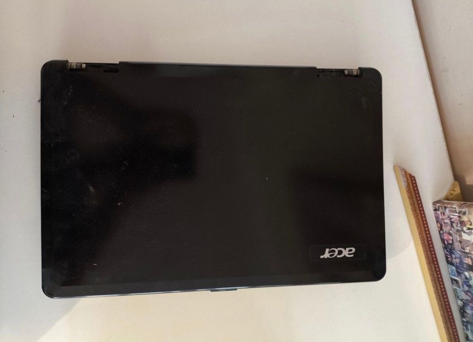 Продаю старый ноутбук acer
