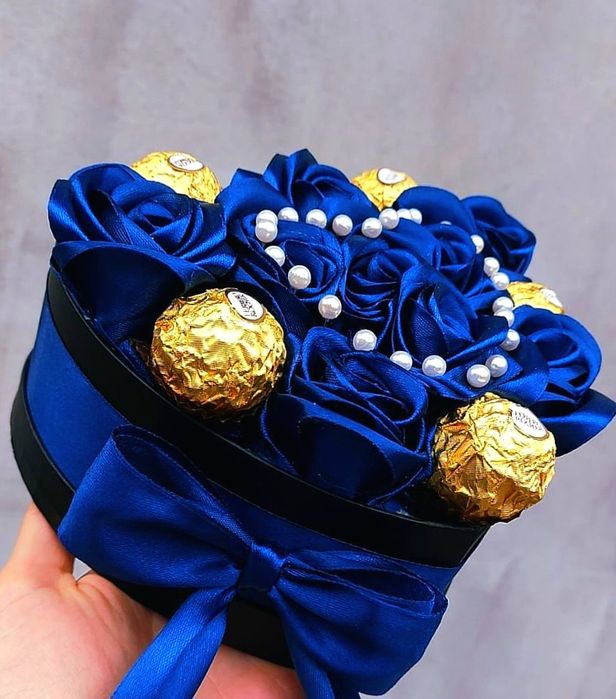 Aranjament lucrat manual din satin