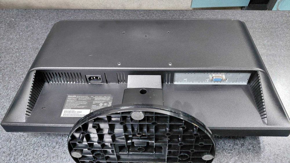 Продавам компютърни кутии и два монитора в много добро състояние