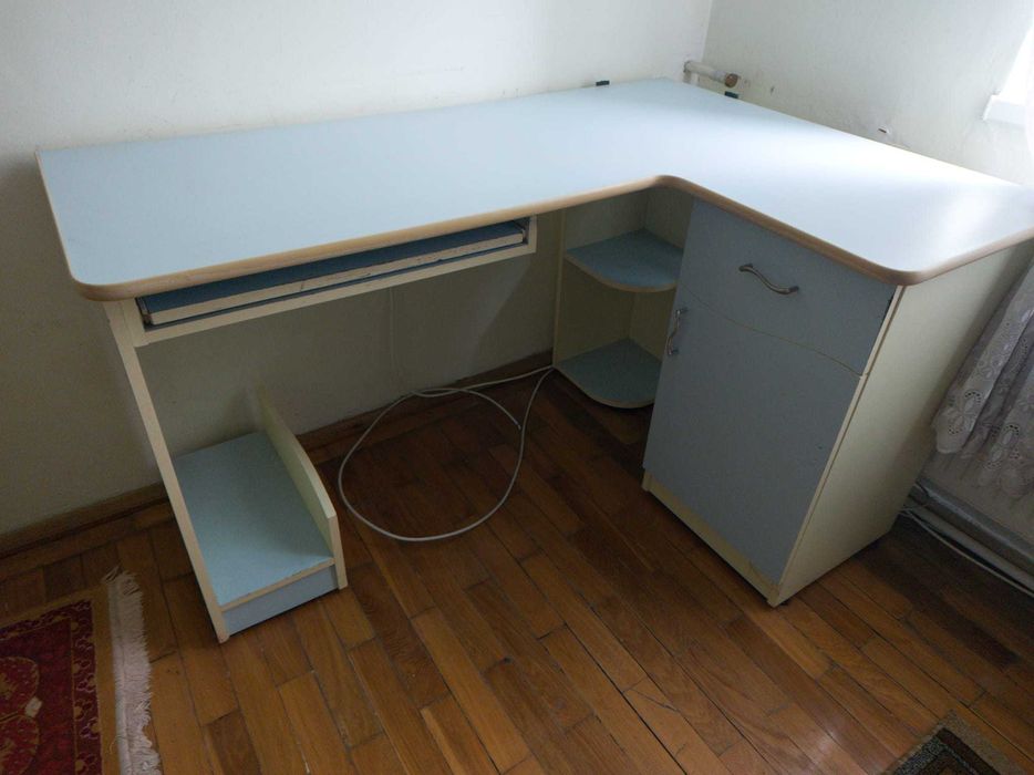 Dormitor tineret, bleu cu alb, cu pat, saltea cu arcuri, huse si birou. Stare foarte buna