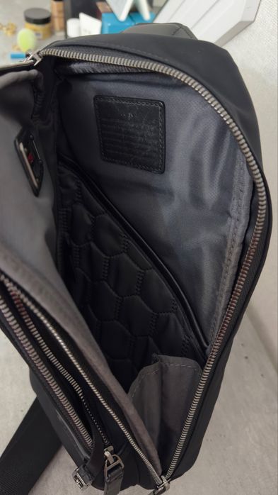 Продам слинг сумку Tumi