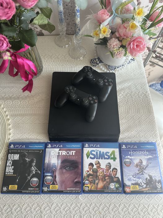 PlayStation 4 slim 1 tb + 4 диска