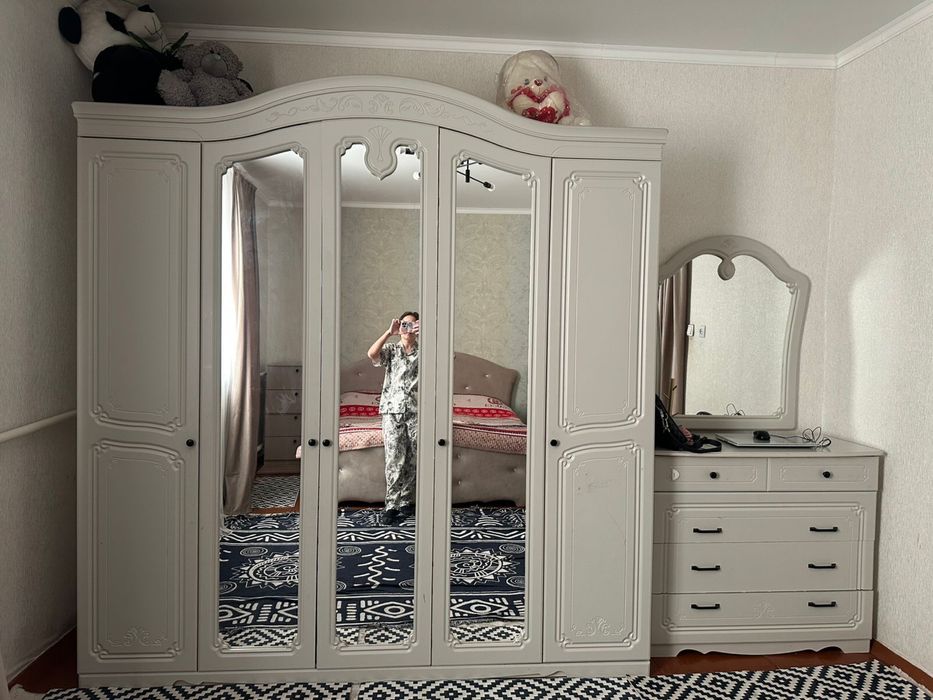 Шифонер және айнасы бар комод сатылады