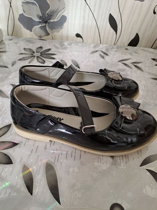 Туфли на девочку.