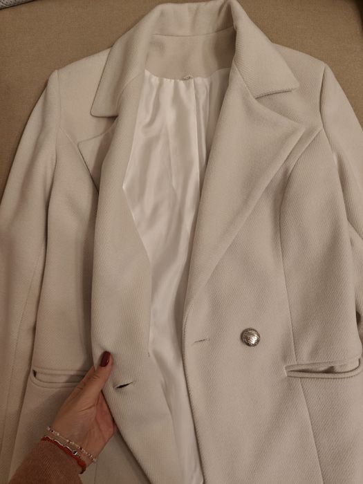 Бяло, ново палто