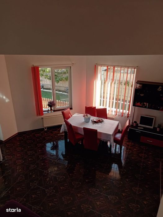 Casă spațioasă cu etaj și teren generos, zona urbană