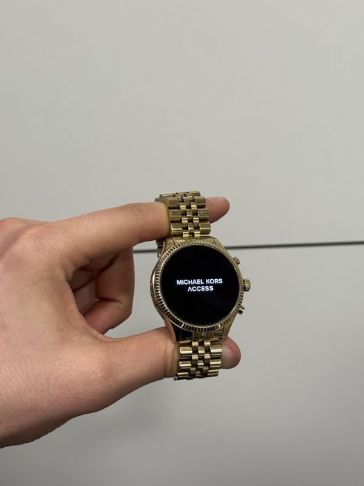 Продавам smart часовник Michael KORS