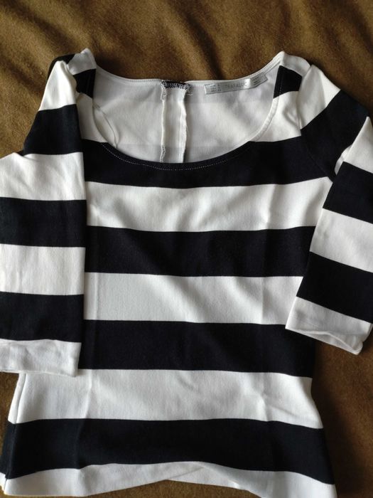 Blugi scurti, bluza zara.