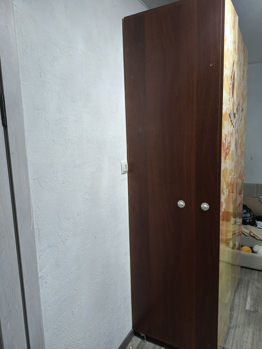 Продам детский гарнитур.2 шкафа ,стол письменный,