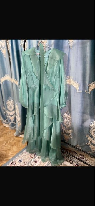 Платья ни разу не одела