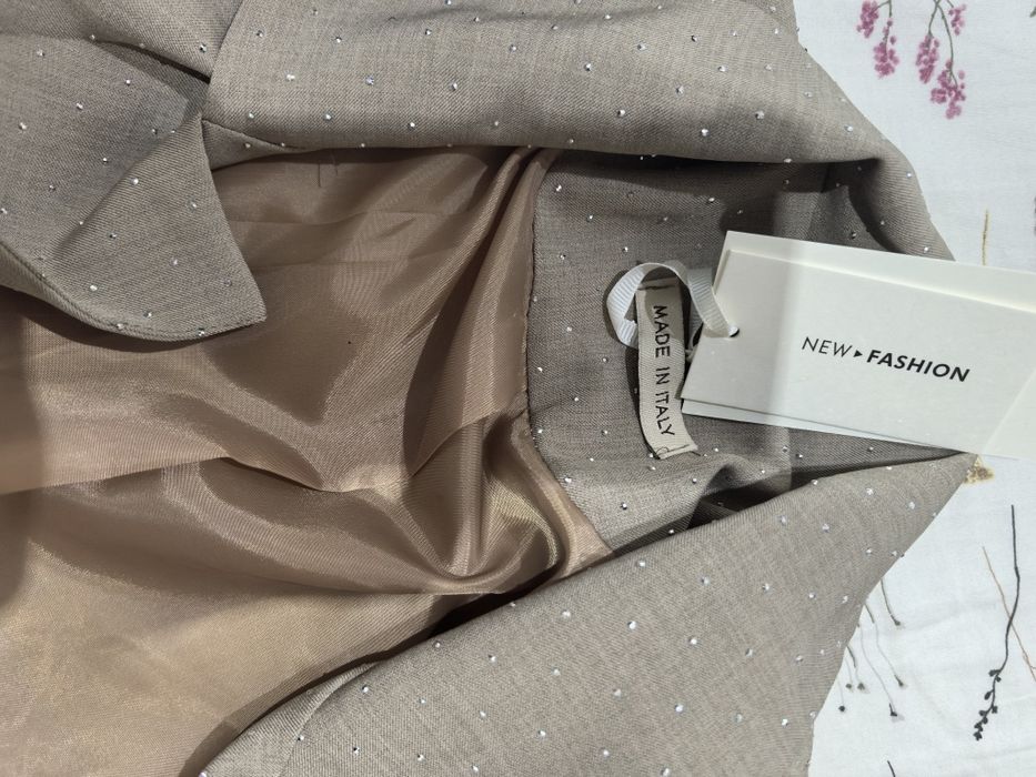 Костюм с камъни,  чисто нов закупен за 135 лв произведен в Италия!