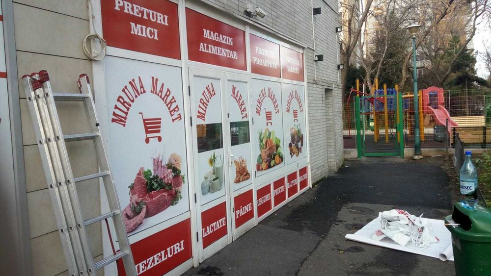 VITRINE magazine - personalizate cu autocolant special!