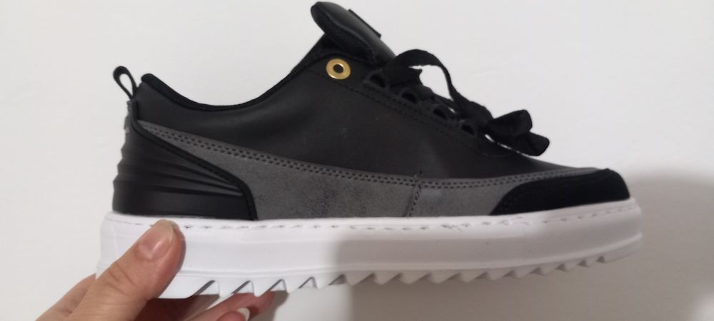 Продавам Прада маратонки