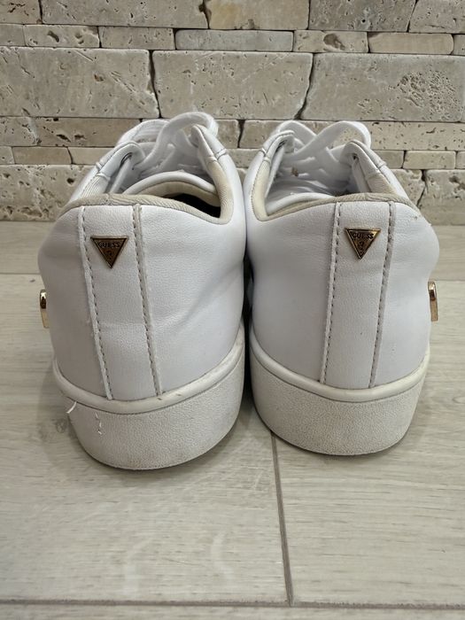 Дамски кецове Guess Runia Charm Low-Top Sneakers