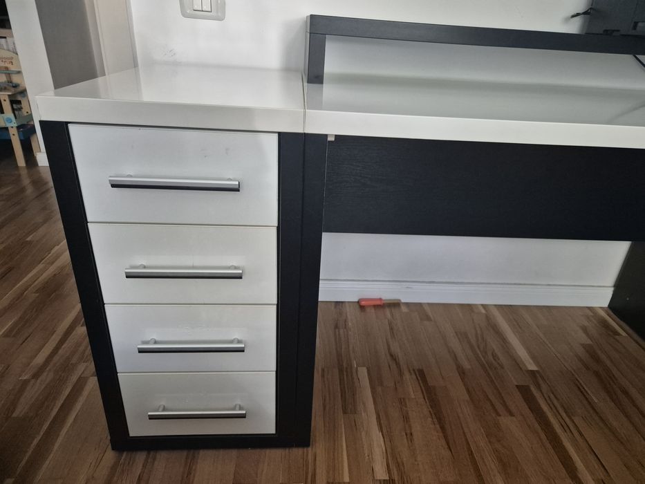 Birou mdf dublat. Stare foarte buna. Lungime 201cm, lățime 60cm, înălțime 77cm.