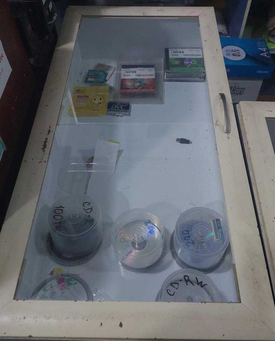 Продаются витрины б/у