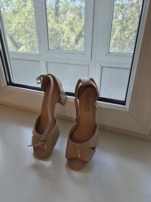 Продаю женские туфли