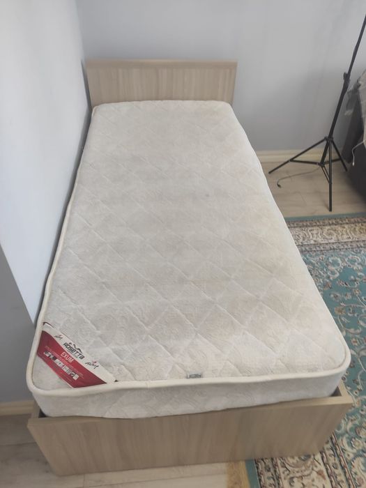 Продам кровать с матрасом
