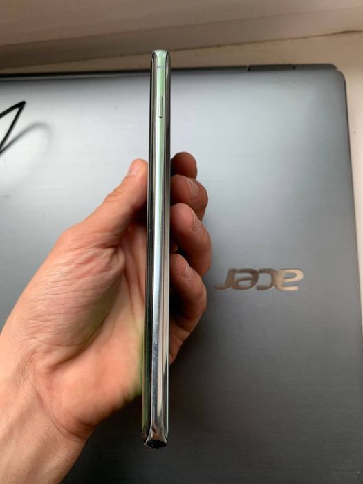 Galaxy S 10 Экран чистый и прозрачный, телефон в отличном состоянии.