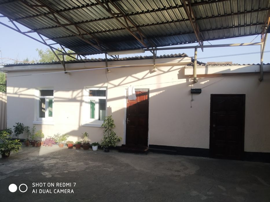 Прадаётся дом в харошом состоянии  8 комнат и1 гараж находится возле ц