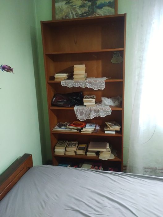 Mobila dormitor: pat cu saltea 140x200, 2 dulapuri mari, un dulap mic, o bibliotecă