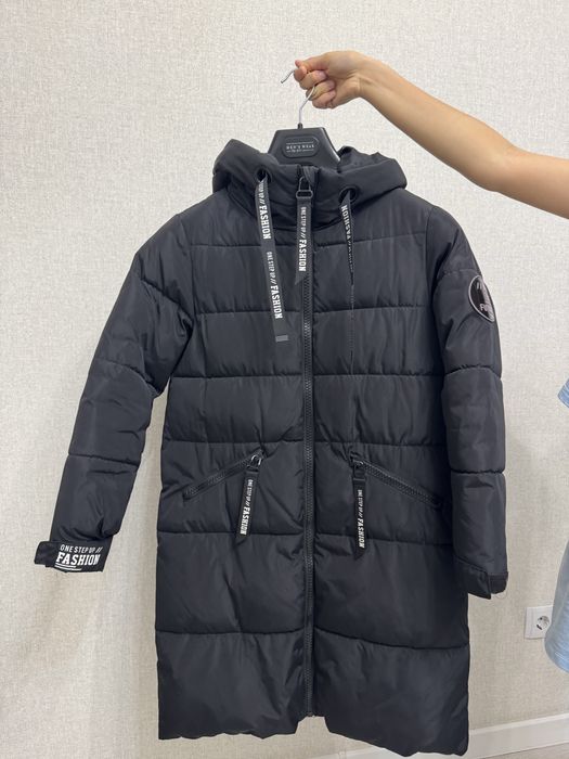 Продам пуховик на девочку 146 см