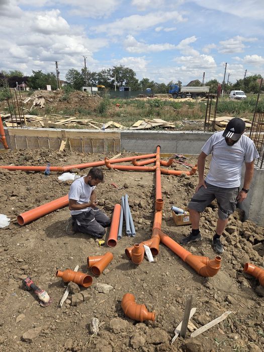 Executam lucrari de excavatii, terasamente, canalizare/apa, pavaje
