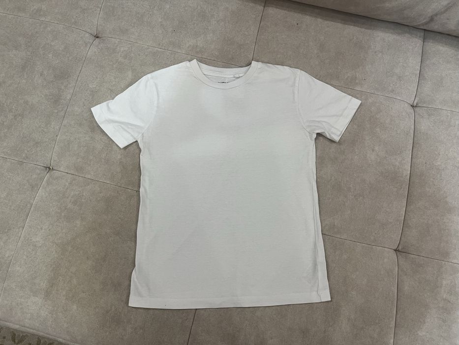 Белая футболка  и брюки синие