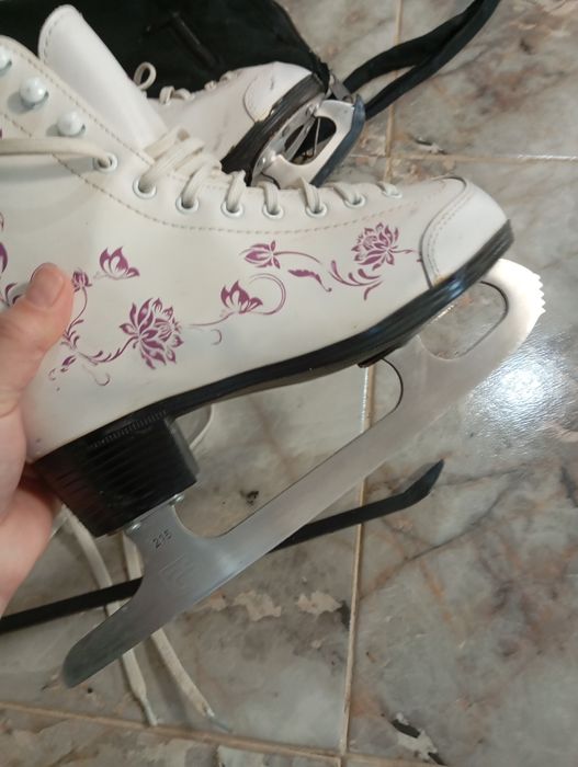 Коньки фигурные.